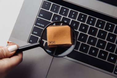 Karton kutu ve büyüteç. Bitmiş ürün ve ekipman deposu