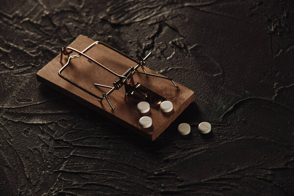 Мышеловка с приманкой в виде таблеток. Наркомания и зависимость от наркотиков