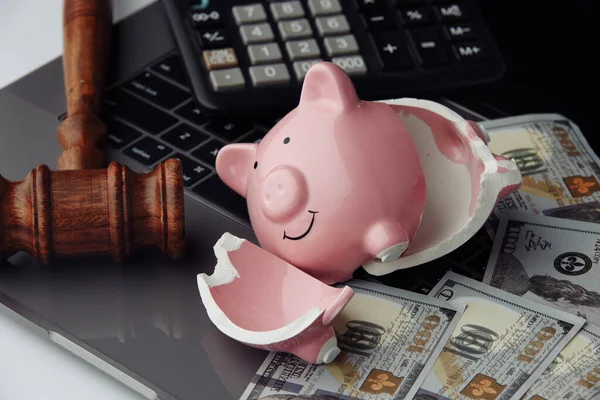 Broken piggy bank, cash and wooden gavel on keyboard. Auction and bankruptcy concept — Stock Photo, Image