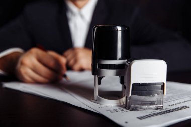 Ofisteki belgelere pul yapıştıran bir iş adamı. İş konsepti