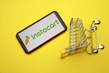 Tula, Rusya - 28 Ocak 2020: iPhone ekranında Instacart logosu
