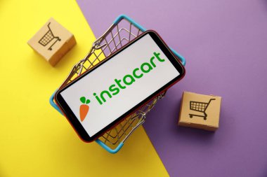 Tula, Rusya - 28 Ocak 2020: iPhone ekranında Instacart logosu
