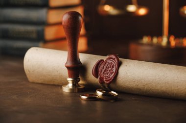 Noter aletleri. Masadaki eski damga ve belge