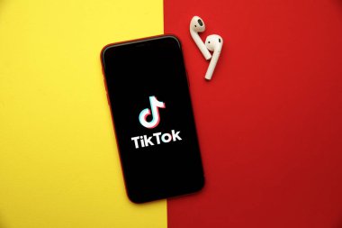 Tula, Rusya - 28 Ocak 2020: iPhone ekranında Tik Tok logosu