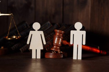 Yargıç tokmağı olan birkaç kişi. Boşanma kavramı