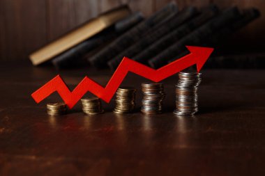 Kırmızı ok ve altın para yığınları