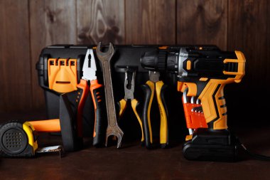 Ahşap arka plan üzerinde çalışmak için farklı araçlar kümesi