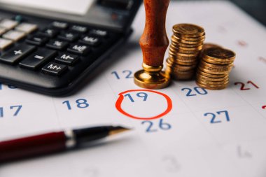 Takvimde hesap makinesi olan bozuk paralar yakın plan