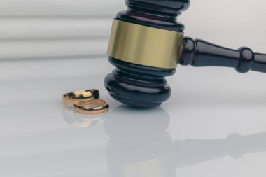 Boşanma sözleşmesi olan ve masasında yüzük olan bir çift. Boşanma