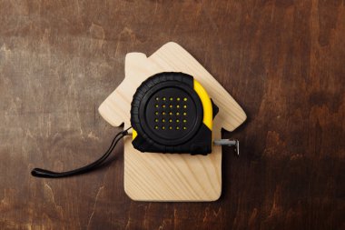 Ahşap bir arka planda rulet ve ev