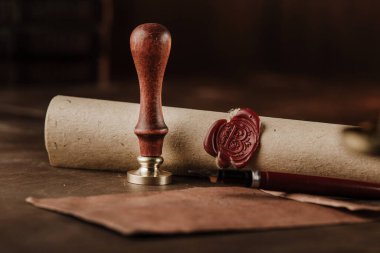 Zarf, mühür ve ahşap sırtüstü damga. Antika posta kırtasiyesi