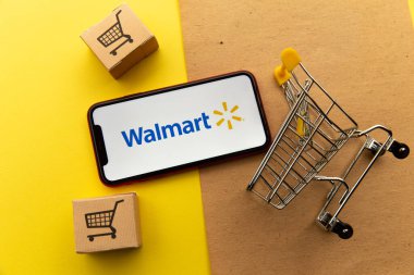 Tula, Rusya - 26 Ocak 2021: iPhone ekranında Walmart logosu