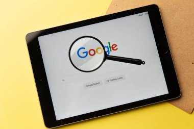 Tula, Rusya - 26 Ocak 2021: iPad ekranında Google logosu