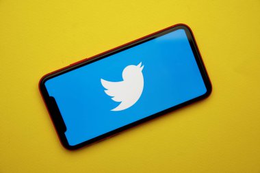 Tula, Rusya - 28 Ocak 2020: iPhone ekranında Twitter logosu