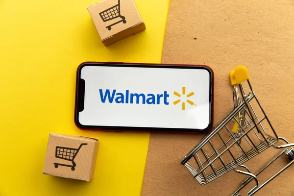 Tula, Rusya - 26 Ocak 2021: iPhone ekranında Walmart logosu