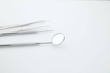 Beyaz arka planda izole edilmiş temel dişçi aletleri. Diş sağlığı ve diş bakımı kavramı