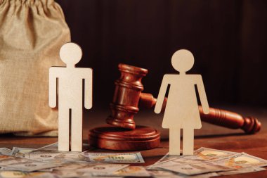 Para çantası, dolar banknotları, insanlar ve hakimler çekiç. Boşanma veya borç yeniden yapılandırma kavramı