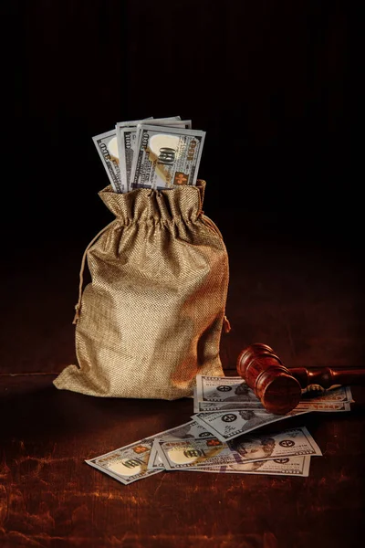 Bolsa de dinero dólar y mazo de jueces. Servicios de abogados. Protección de los derechos. Imagen vertical — Foto de Stock