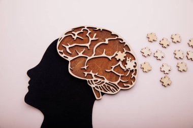 Beyni ve bulmacası olan bir adam. Alzheimer hastalığı, bunama ve akıl sağlığı konsepti