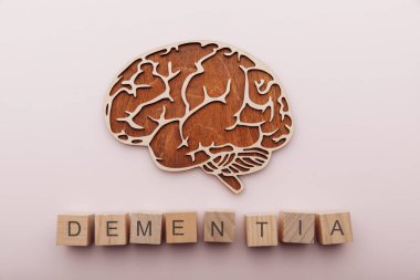 Alzheimer hastalığı, bunama ve akıl sağlığı konsepti. Kelime bunaması olan beyin ve tahta küpler.