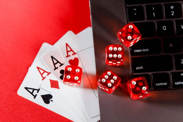 Tema online poker casino. Memainkan kartu dan dadu pada latar belakang merah Stok Gambar Bebas Royalti