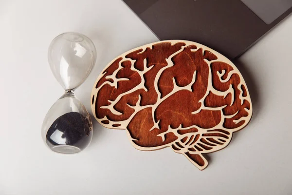 Wooden otak manusia dan jam pasir Stok Gambar Bebas Royalti