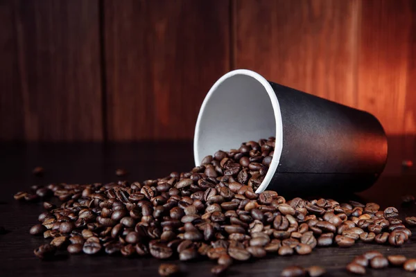 Café marrón taza de papel con granos de café — Foto de Stock