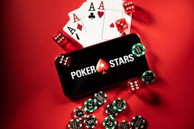 Tula, Rusya - 02 Mart 2021: iPhone ekranında Pokerstar logosu