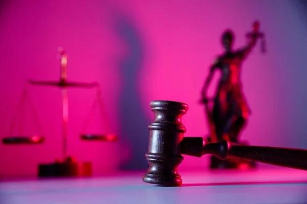 Tema de derecho. Juez mazo, dama justicia y escamas sobre fondo púrpura — Foto de Stock