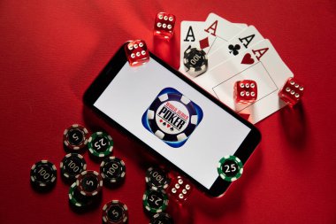 Tula, Rusya - 02 Mart 2021: iPhone ekranında Dünya Poker Serisi logosu