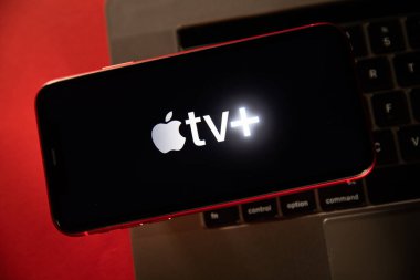 Tula, Rusya - 02 Mart 2021: Apple TV artı iPhone ekranında logo