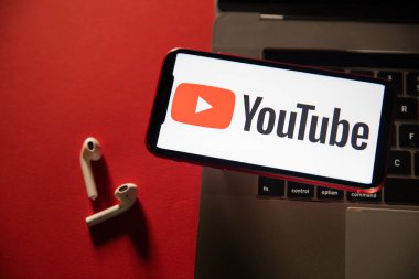 Tula, Rusya - 02 Mart 2021: YouTube logosu iPhone ekranında