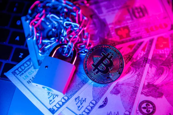 Zincirli Bitcoin ve dolar üzerine asma kilit. Finansal dolandırıcılık teması