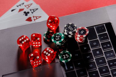 Çevrimiçi poker teması. Zarlı kumar fişleri ve yakın çekim kartları.