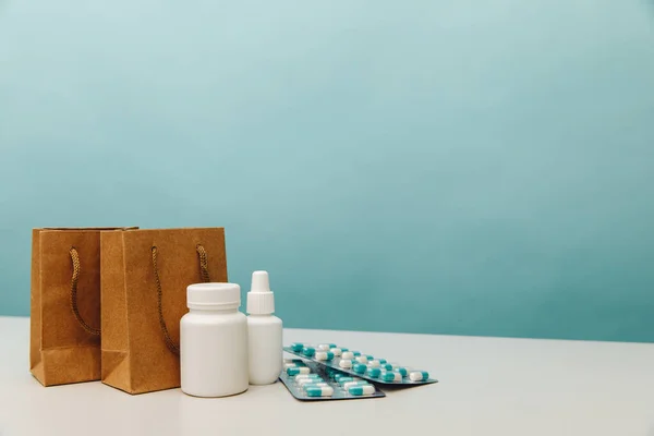Táskák orvosi fehér tartályok és tabletták, online vásárlási téma — Stock Fotó