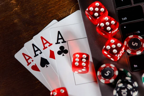 Online gambling concept. Red playing dice, chips and cards on a wooden desk — Stock Photo, Image