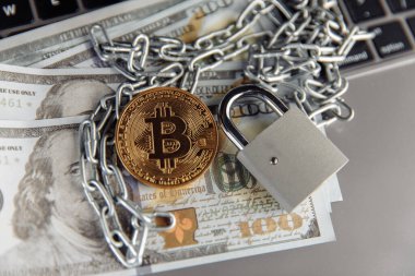 Bitcoin hesap ele geçirme konsepti. Zincirli ve asma kilitli bitcoin