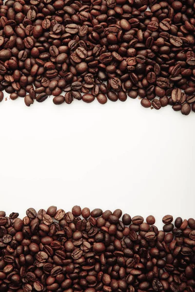 Granos de café aislados en blanco. Imagen vertical — Foto de Stock