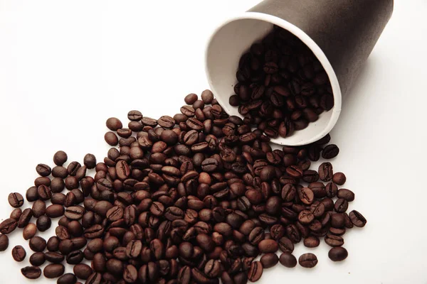 Una taza de café de granos de café aislados en blanco — Foto de Stock