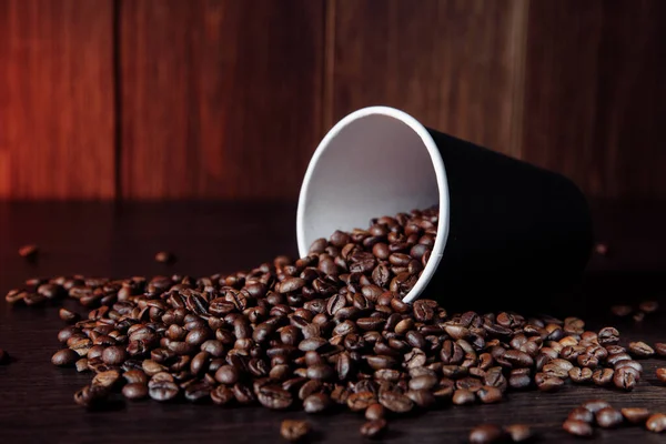 Café marrón taza de papel con granos de café aromáticos — Foto de Stock