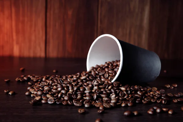 Taza de papel con granos de café aromáticos — Foto de Stock