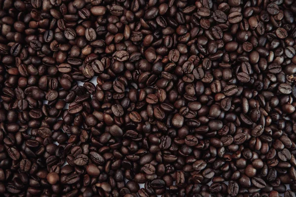 Scattered roasted coffee beans. Top view — Stock Photo, Image