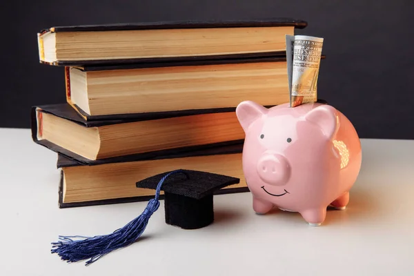 Varkensbank met stapel boeken. College, diploma, onderwijsconcept — Stockfoto