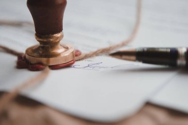 Vasiyetnamede ve son arzusunda halka açık kalem ve damga yok. Noter kamu araçları