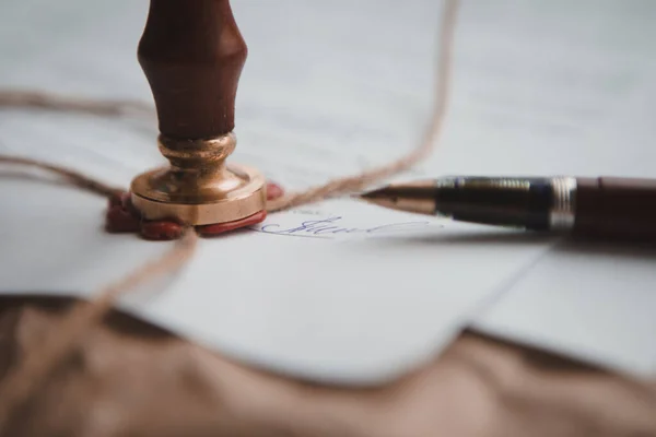Notarys bolígrafo público y sello en testamento y última voluntad. Instrumentos públicos notariales —  Fotos de Stock