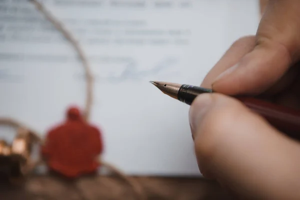 Notarissen pen en stempel op testament en testament. Notaris-instrumenten — Stockfoto