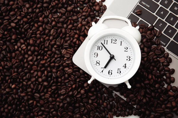 Relógio de alarme branco e grãos de café na vista superior do teclado — Fotografia de Stock