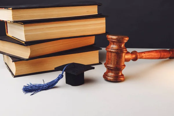 Judges gavel and graduation cap with books on the table — Stock Photo, Image