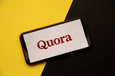 Tula, Rusya - 08 Nisan 2021: iPhone ekranında Quora logosu