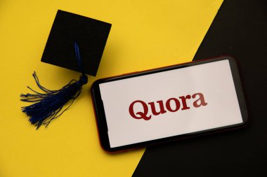 Tula, Rusya - 08 Nisan 2021: iPhone ekranında Quora logosu